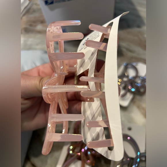 Set of 6 Large Butterfly Hair Clips in Pastel Shades $3  EACH - Picture 2 of 2